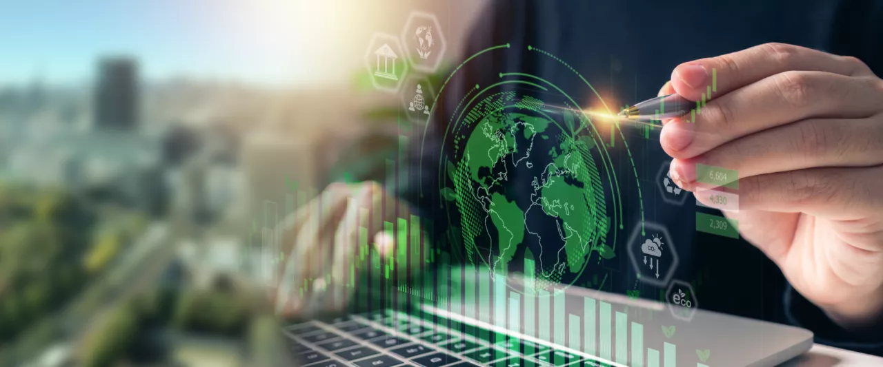 Geschäftsperson analysiert nachhaltige Finanzdaten und ESG-Performance auf digitaler Weltkarte